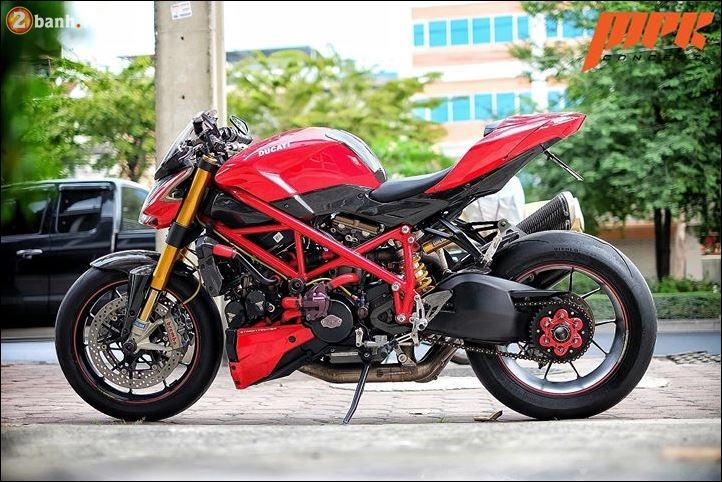 Ducati streetfighter phiêu cùng gã du côn đường phố italia