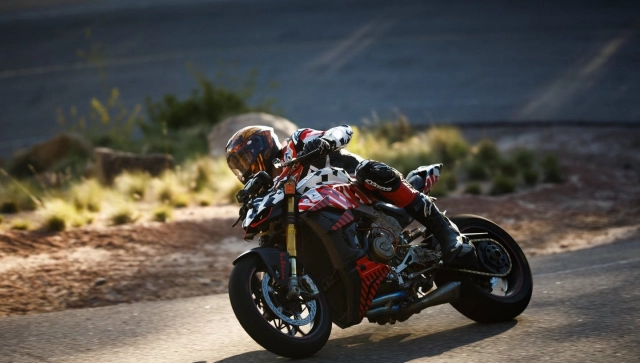 Ducati streetfighter v4 có thể dành chiến thắng tại pikes peak 2019 nếu carlin dunne không gặp nạn
