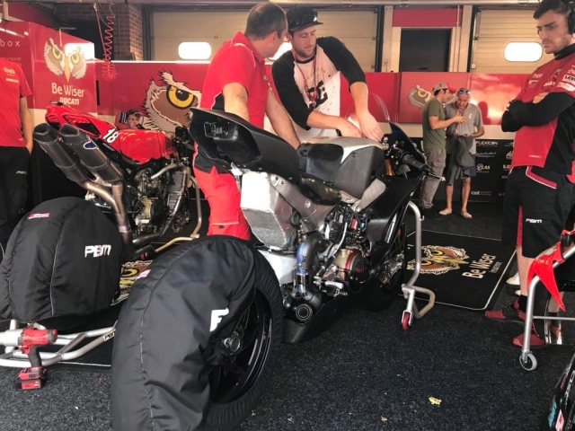 Ducati v4r xuất hiện trên đường đua lấy cảm hứng cho motogp