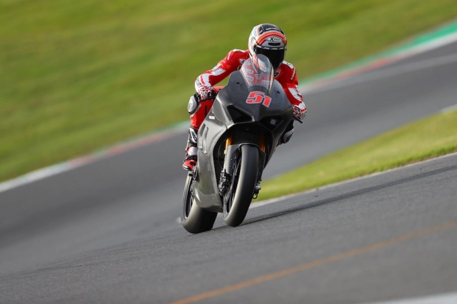 Ducati v4r xuất hiện trên đường đua lấy cảm hứng cho motogp