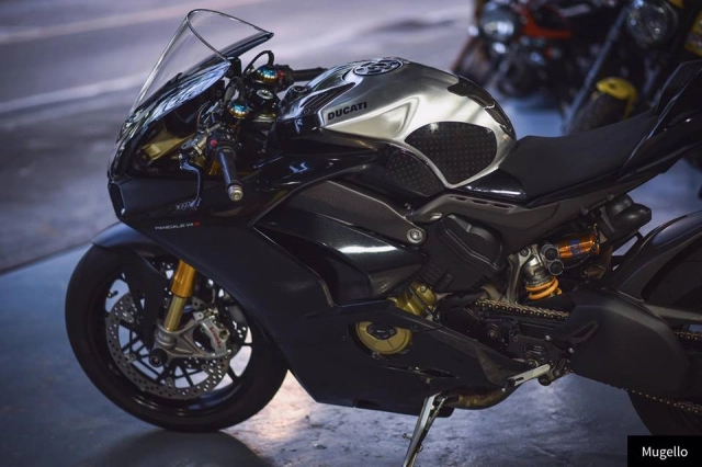 Ducati v4s panigale vẻ đẹp toàn năng với trang bị full black