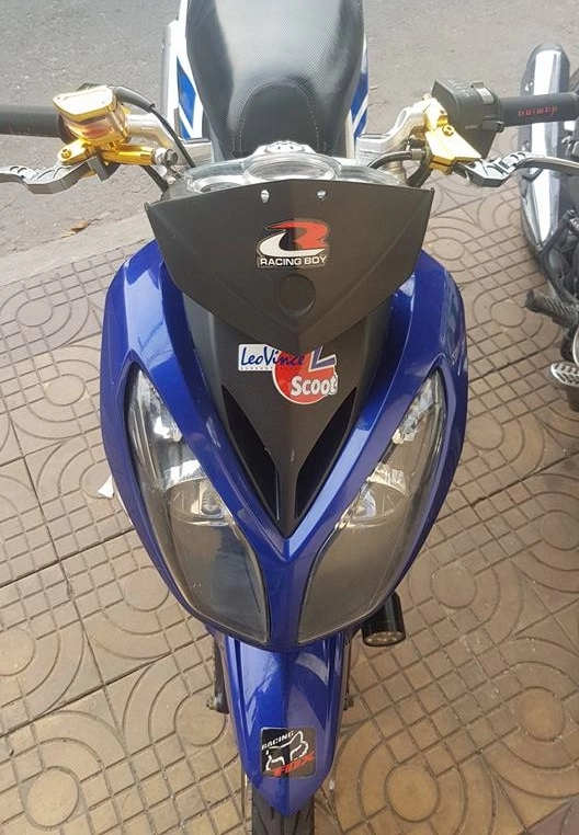 Exciter 135 độ ẩn thân phía sau bộ cánh x1r của biker đồng tháp