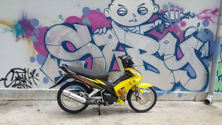 Exciter 135cc khoe dáng cùng bức tường nghệ thuật đường phố