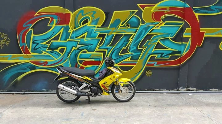 Exciter 135cc khoe dáng cùng bức tường nghệ thuật đường phố