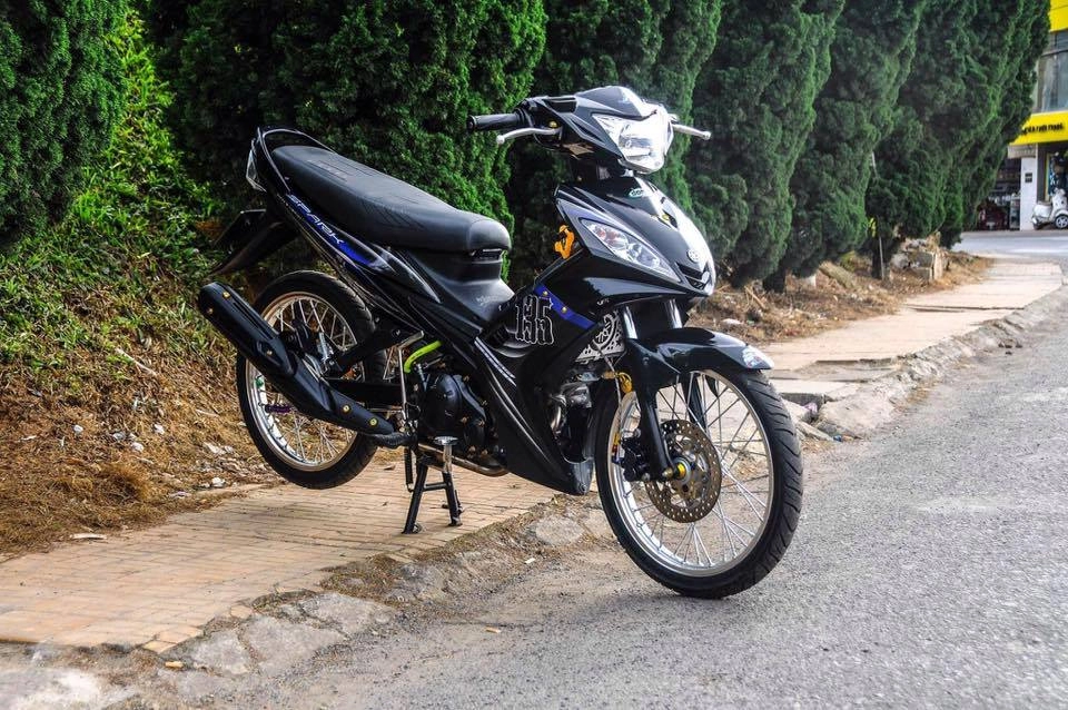 Exciter 135cc nhẹ nhàng với nhiều trang bị cứng cáp khoe dáng bên lệ đường