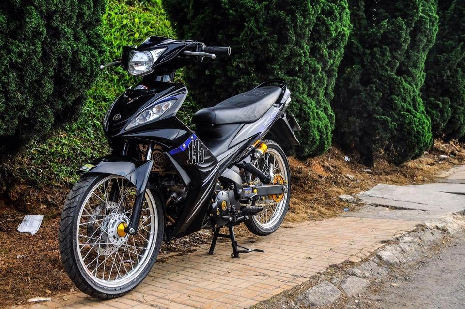 Exciter 135cc nhẹ nhàng với nhiều trang bị cứng cáp khoe dáng bên lệ đường