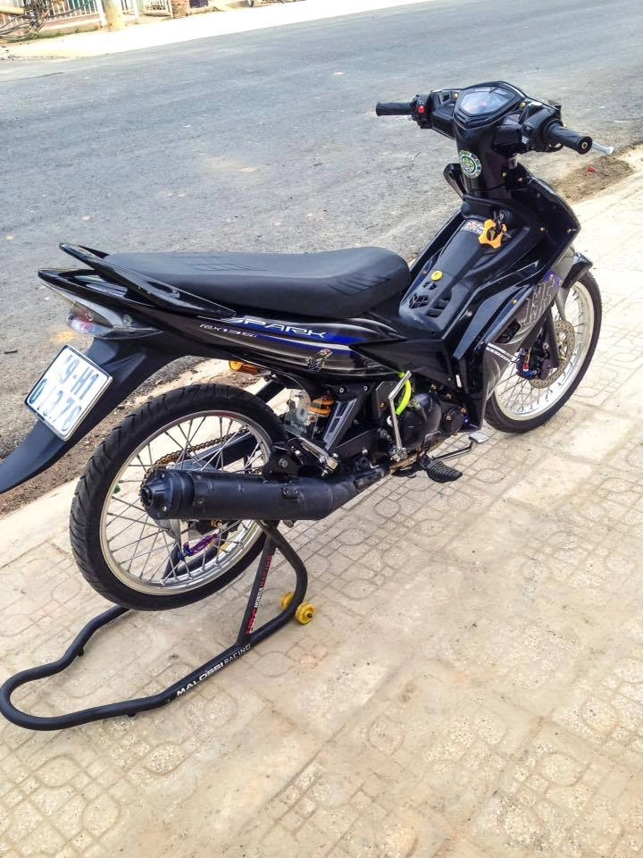 Exciter 135cc nhẹ nhàng với nhiều trang bị cứng cáp khoe dáng bên lệ đường