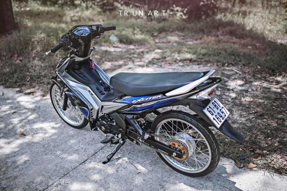 Exciter 135cc thướt tha trước ống kính