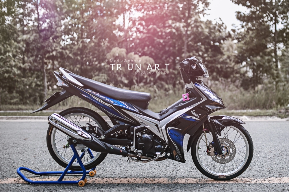 Exciter 135cc thướt tha trước ống kính