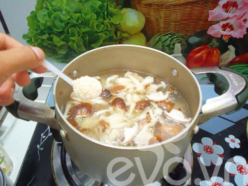 Giản dị canh thịt băm nấu nấm