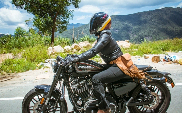 Harley-davidson roadster 1200cc cùng nữ biker yêu kiều vượt hành trình hơn 1000km