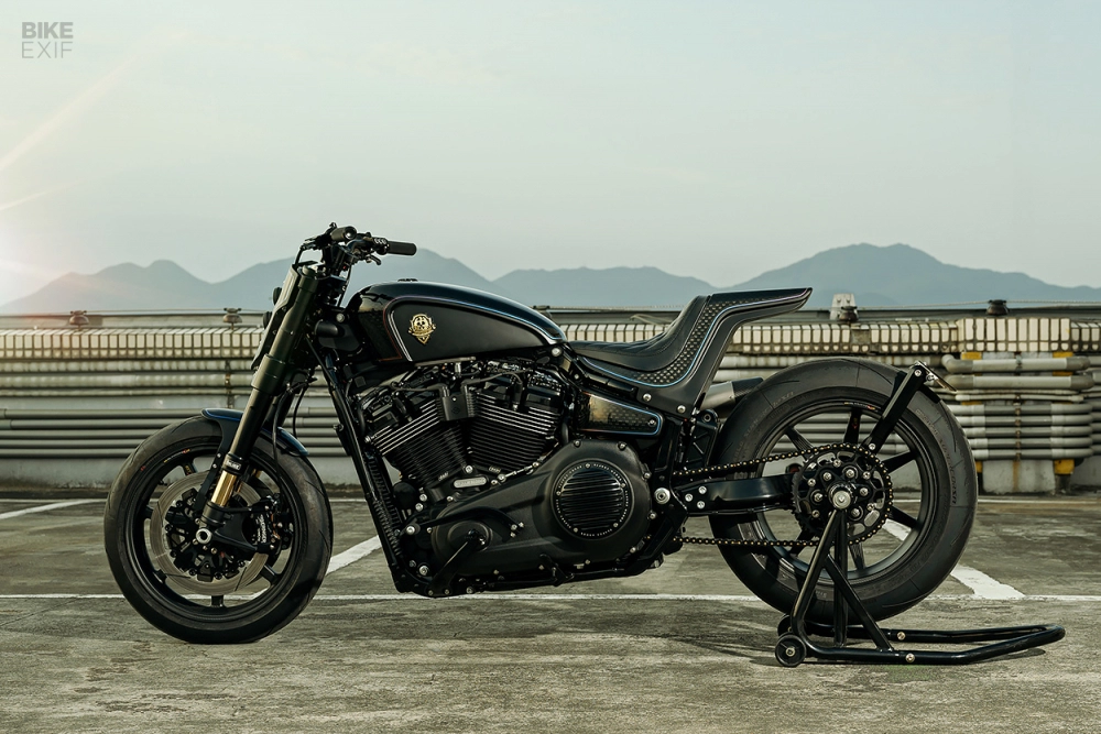 Harley-davidson street bob tùy chỉnh đặc biệt từ rough crafts với biệt danh tarmac raven