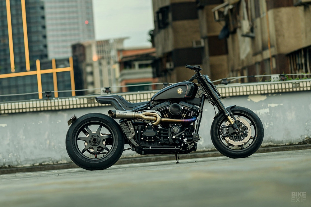 Harley-davidson street bob tùy chỉnh đặc biệt từ rough crafts với biệt danh tarmac raven