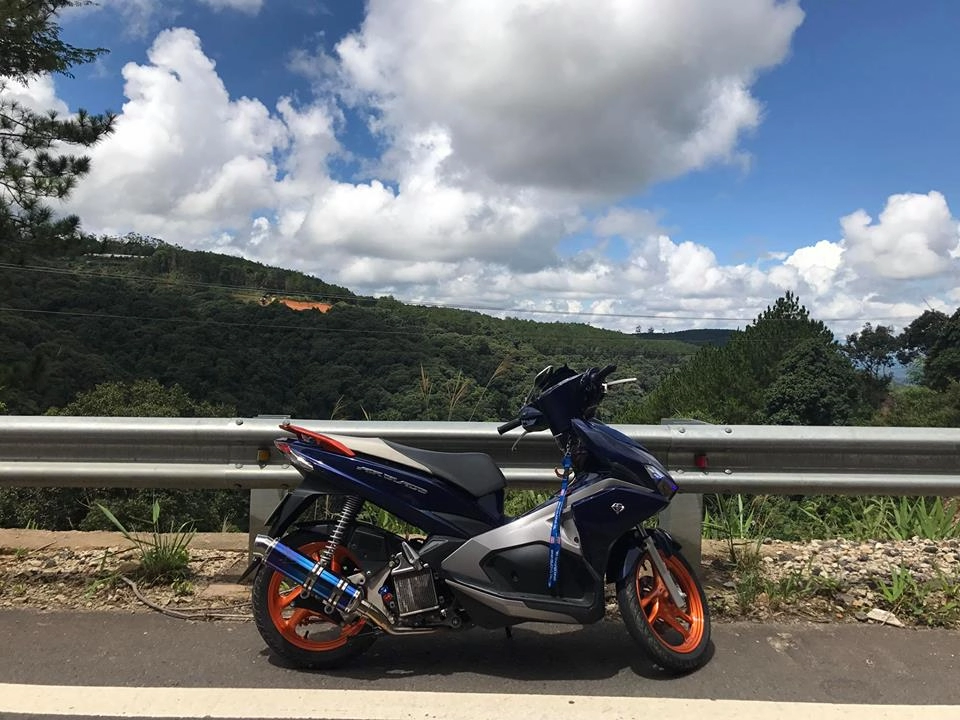 Honda air blade xanh tung hoành giữa thung lũng