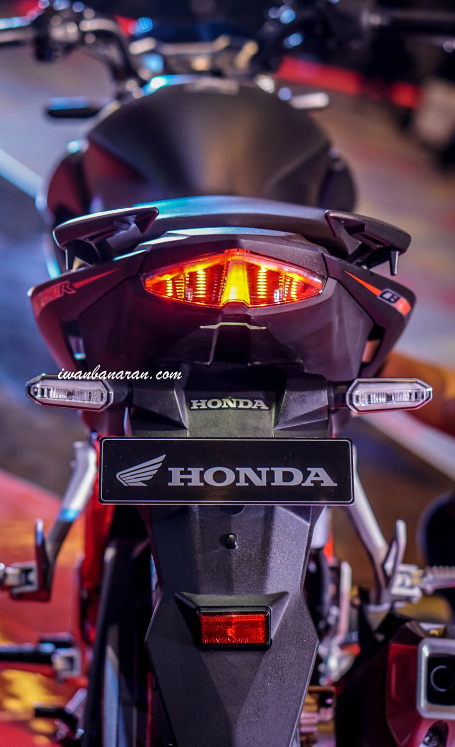 Honda cb150r 2019 cải tiến kiểu dáng cạnh tranh gắt gao với fz155i của yamaha