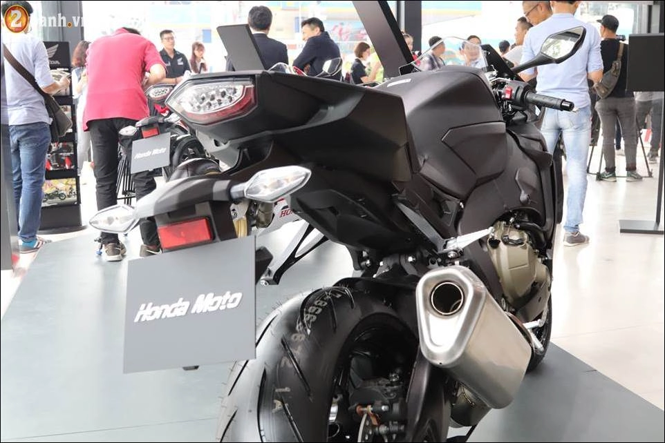 Honda cbr1000rr fireblade 2018 giá 560 triệu vnd tại showroom honda moto việt nam