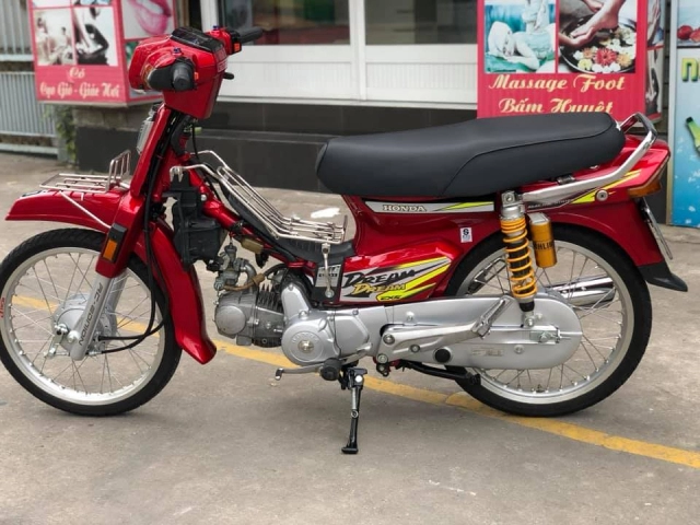 Honda dream độ tông màu rực lửa cùng cặp giảm xóc sh300i đắt tiền