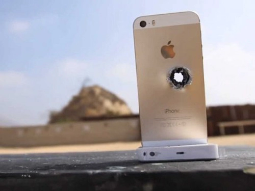 Iphone 5s màu vàng bị hành bằng súng trường