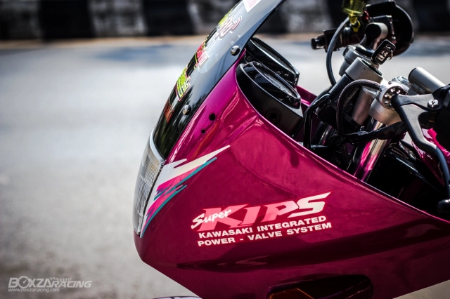 Kawasaki kips 150 độhuyền thoại 2 thì trở nên ngọt ngào với bộ áo sắc hồng