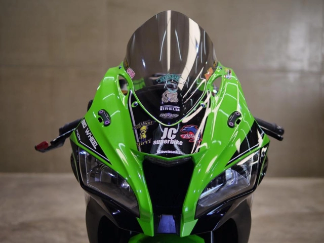 Kawasaki zx-10r bóng bẩy với dàn đồ chơi hàng hiệu