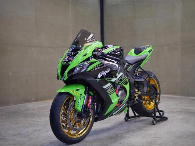 Kawasaki zx-10r bóng bẩy với dàn đồ chơi hàng hiệu