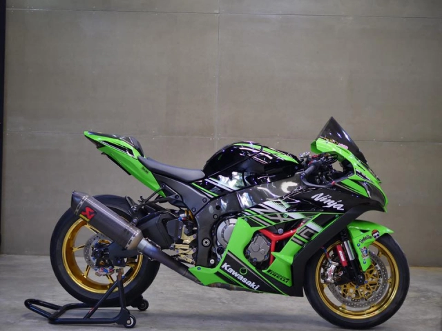 Kawasaki zx-10r bóng bẩy với dàn đồ chơi hàng hiệu