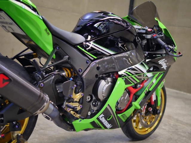 Kawasaki zx-10r bóng bẩy với dàn đồ chơi hàng hiệu