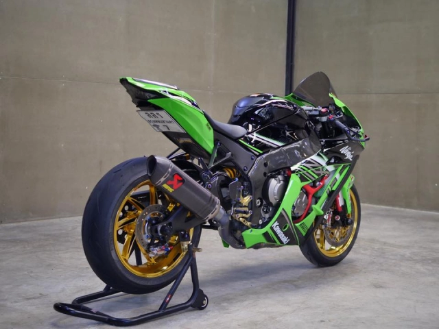 Kawasaki zx-10r bóng bẩy với dàn đồ chơi hàng hiệu