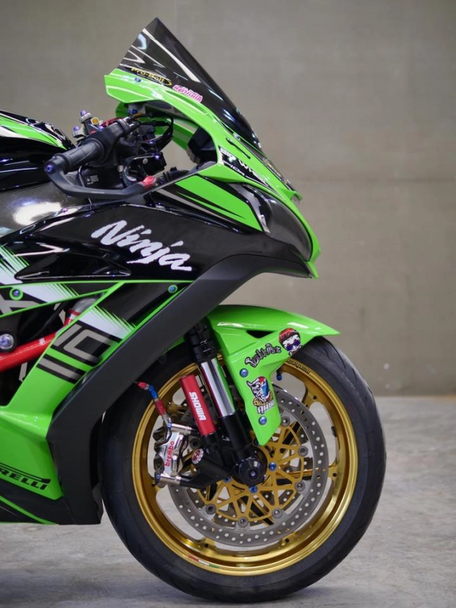 Kawasaki zx-10r bóng bẩy với dàn đồ chơi hàng hiệu