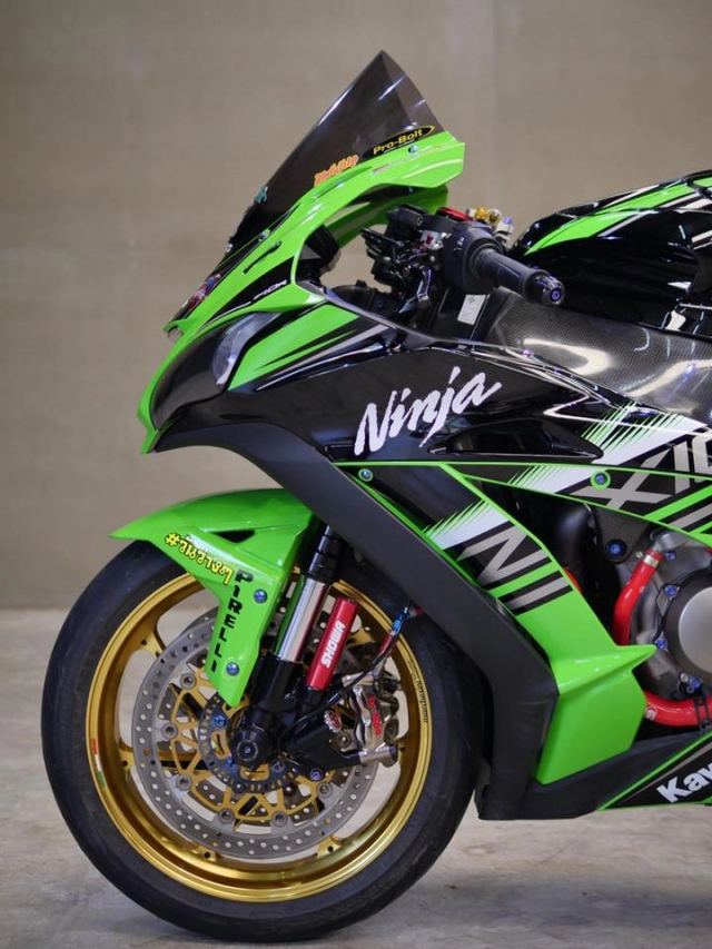 Kawasaki zx-10r bóng bẩy với dàn đồ chơi hàng hiệu