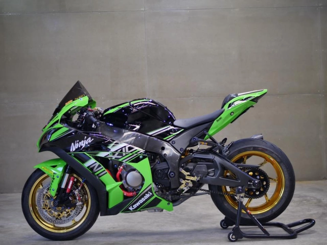 Kawasaki zx-10r bóng bẩy với dàn đồ chơi hàng hiệu