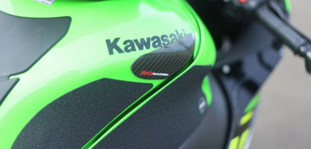 Kawasaki zx-10r đồ cùng dàn chân đỏ và loạt đồ chơi hàng hiệu cực chất