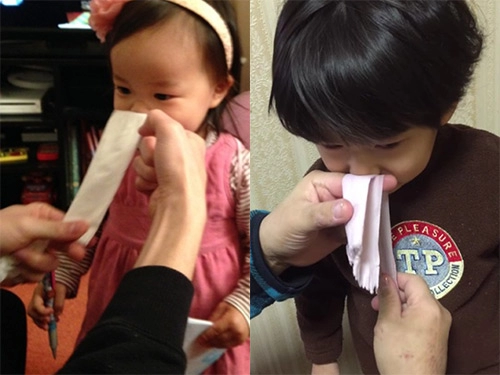 Lấy sạch gỉ mũi cho trẻ sơ sinh không đau nhanh gọn chỉ bằng một chiếc khăn giấy