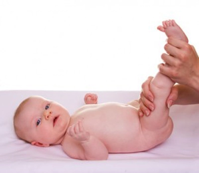 Massage chân cho bé theo hình rẻ quạt