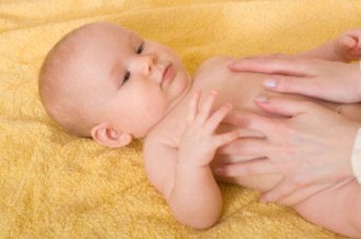 Massage tay cho bé vắt sữa thuận chiều