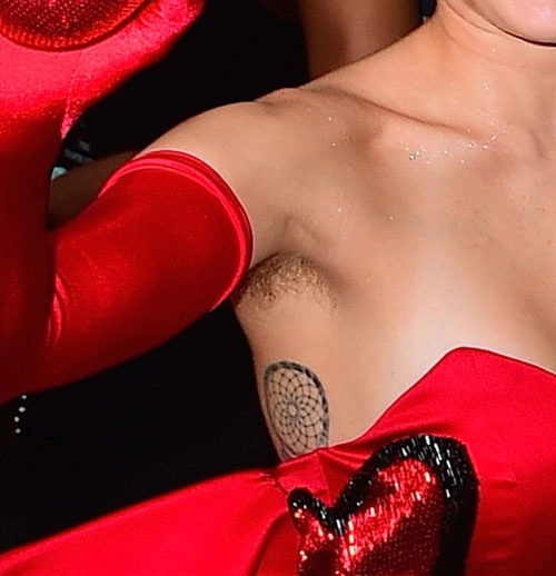 Miley cyrus tự tin khoe lông nách rậm rạp trên thảm đỏ
