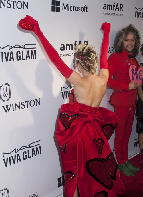 Miley cyrus tự tin khoe lông nách rậm rạp trên thảm đỏ