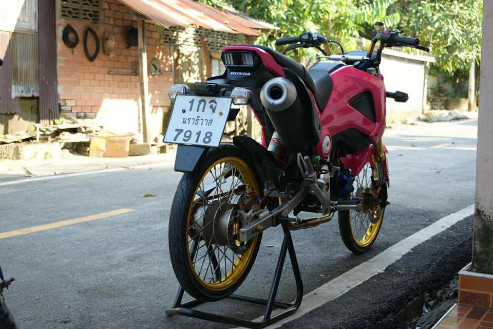 Msx 125 độ - báo hồng đáng yêu với đôi chân gợi cảm của biker thailand