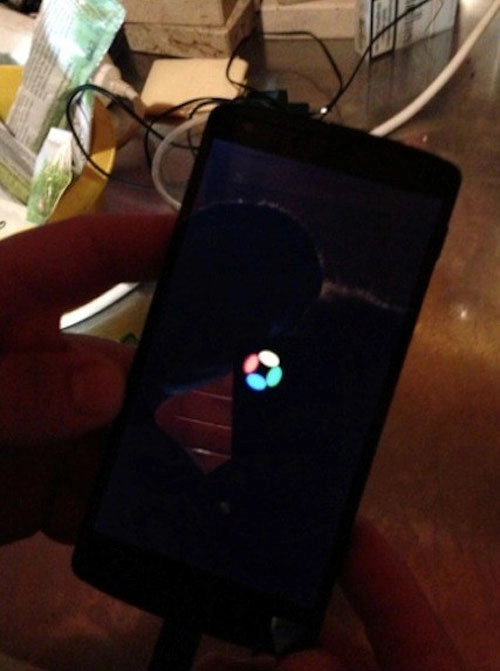 Nexus 5 trần trụi không báo trước