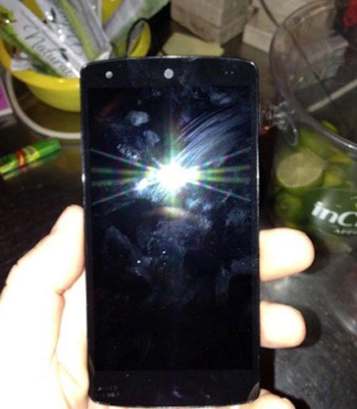Nexus 5 trần trụi không báo trước