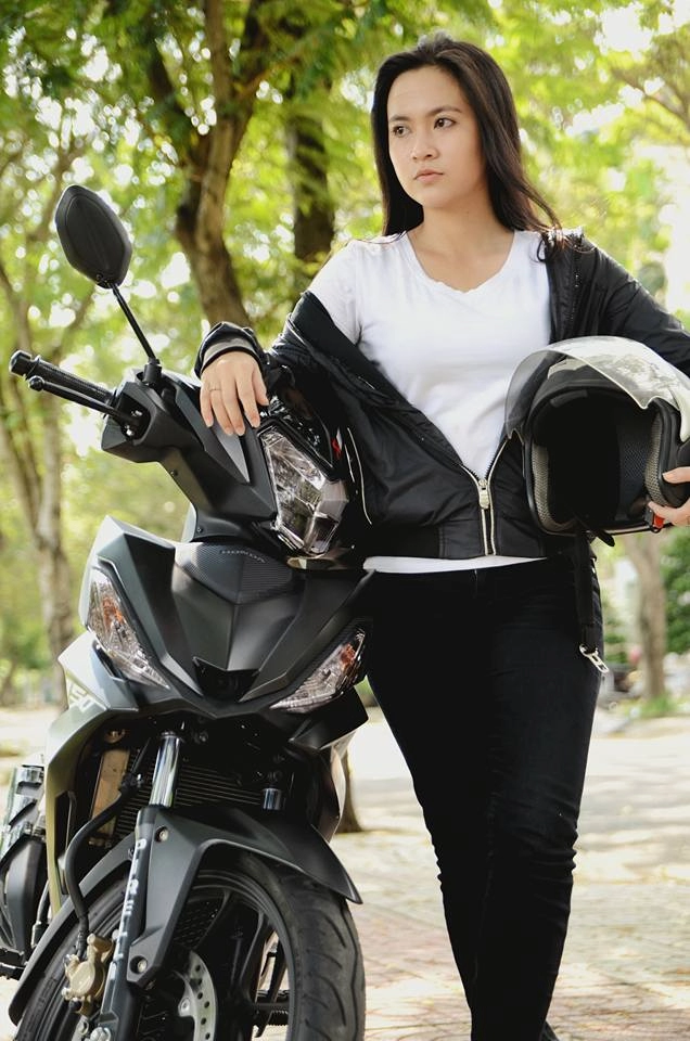 Ngắm bộ ảnh cực chất của nữ biker đọ dáng cùng winner 150