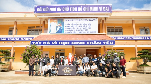 Ông già noel chạy xe mô tô pkl phát quà cho các em nhỏ vùng cao