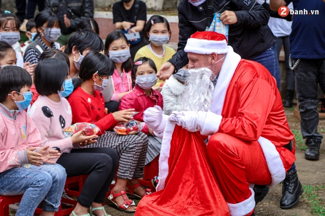 Ông già noel chạy xe mô tô pkl phát quà cho các em nhỏ vùng cao