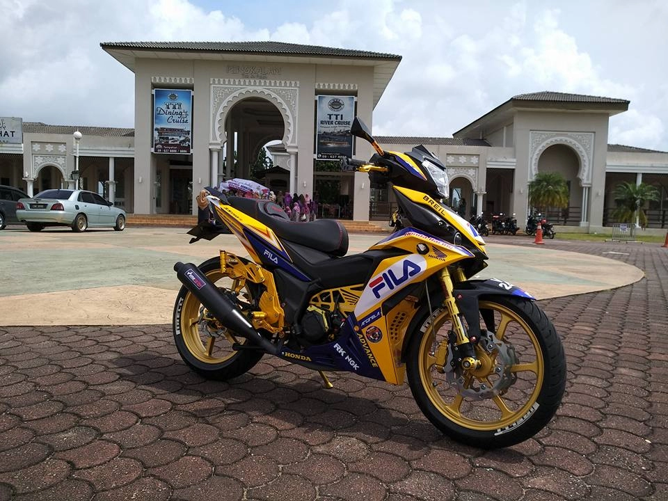 Rs150 độ với option đồ chơi tone vàng chói lóa của biker malaysia