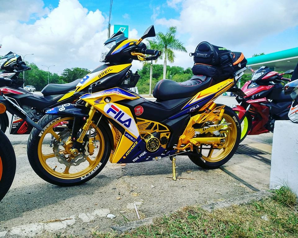 Rs150 độ với option đồ chơi tone vàng chói lóa của biker malaysia
