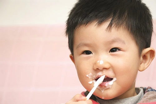 Sai lầm kinh điển cho trẻ ăn sữa chua làm mất chất của mẹ