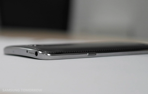 Samsung chính thức tung smartphone màn hình cong