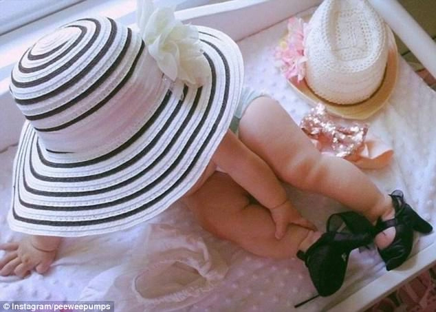Sản xuất giày cao gót cho trẻ sơ sinh hãng thời trang bị mẹ bỉm sữa lên án dữ dội