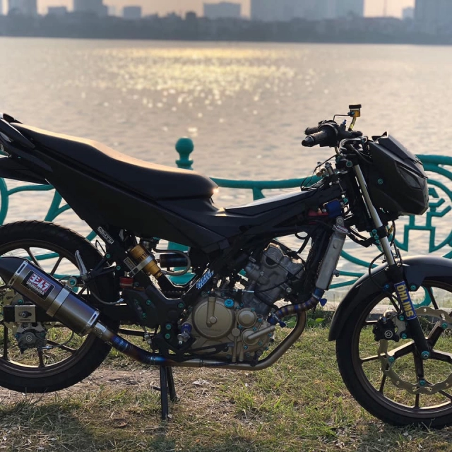 Satria 150 độ không một mảnh vải che thân