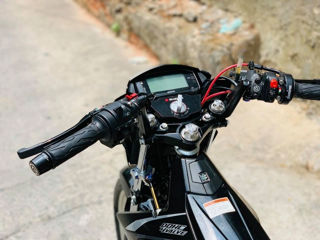 Satria 150 độ ngất ngây con gà tây với dàn ghi đông bạc triệu